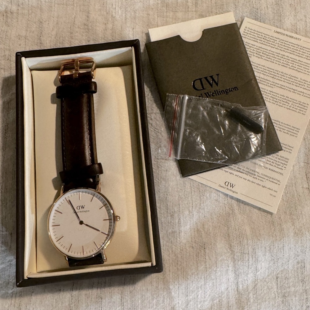 Daniel Wellington Women’s leather band watch